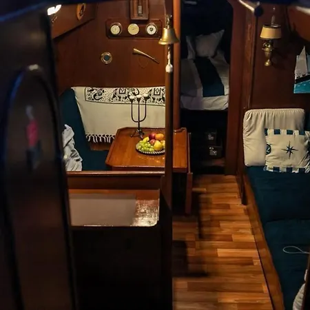 Noites Romanticas A Bordo De Um Veleiro De 10m Båthotell *