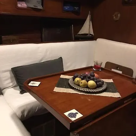 Noites Romanticas A Bordo De Um Veleiro De 10m Båthotell *