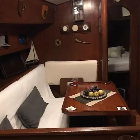Båthotell Noites Romanticas A Bordo De Um Veleiro De 10m