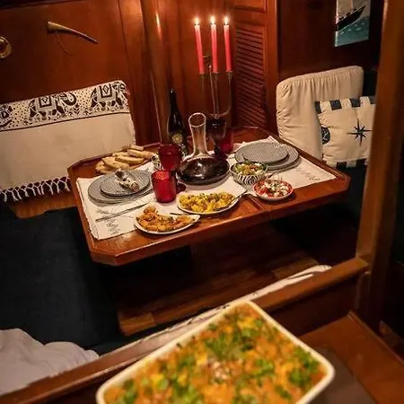 Noites Romanticas A Bordo De Um Veleiro De 10m Oeiras